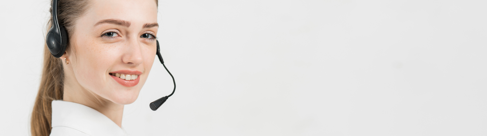 portrait-of-call-center-woman.png